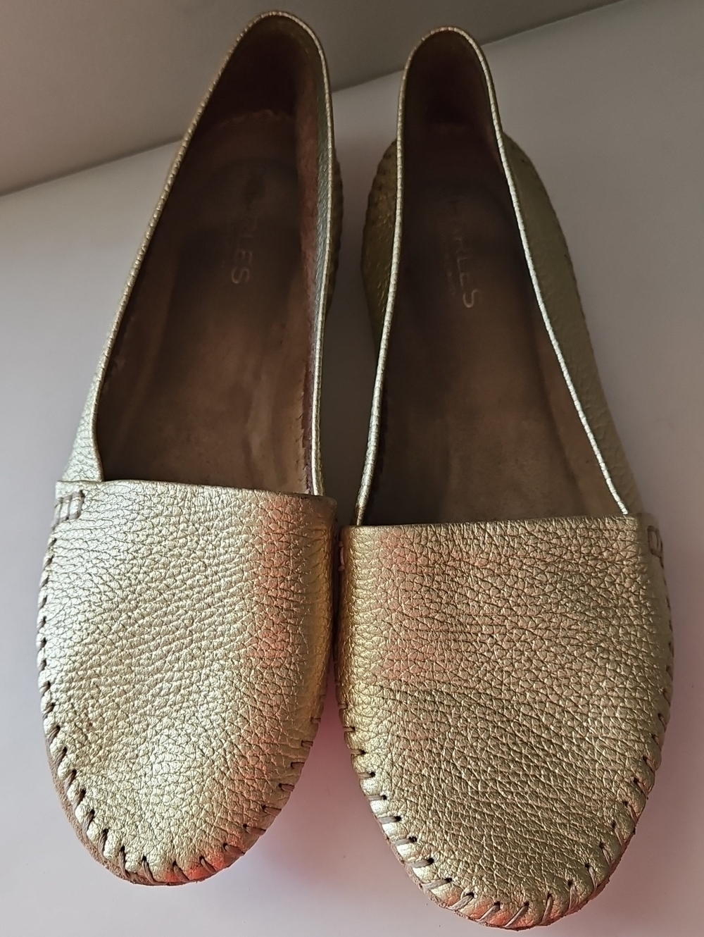 CHARLES BY CHARLES DAVID GOLD LEATHER SLIP ON FLATS SZ 8